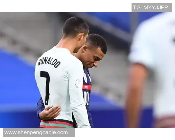 姆巴佩儿时与C罗难得合影，网友惊叹“巨星的初遇”