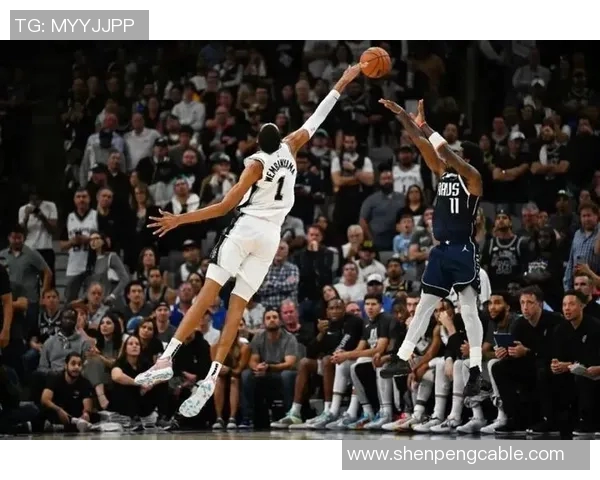 文班亚马首场比赛表现耀眼五次盖帽和隔扣字母哥引发热烈讨论