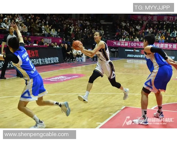 新疆女篮与广东女篮激战正酣谁能在赛场上笑到最后