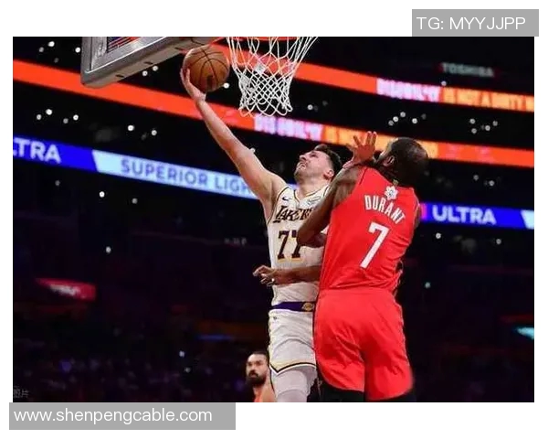 湖人火箭激战正酣精彩隔扣瞬间引爆全场球迷热情